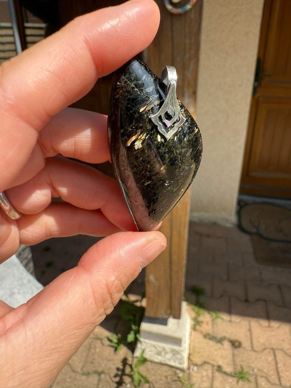 Pendentif en nuumite