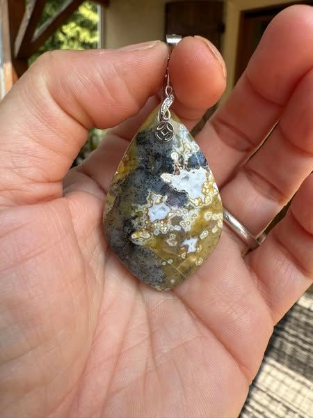 ​Pendentif en calcédoine ou agate brotryoidale