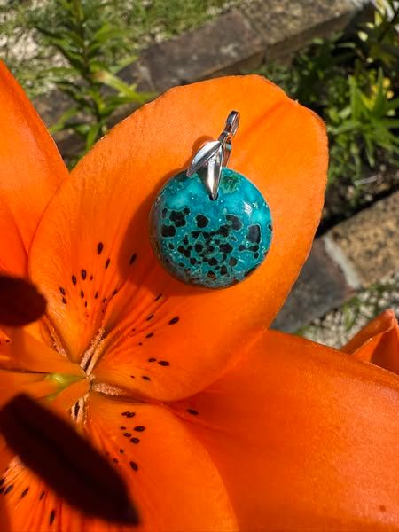​Pendentif en chrysocolle et malachite