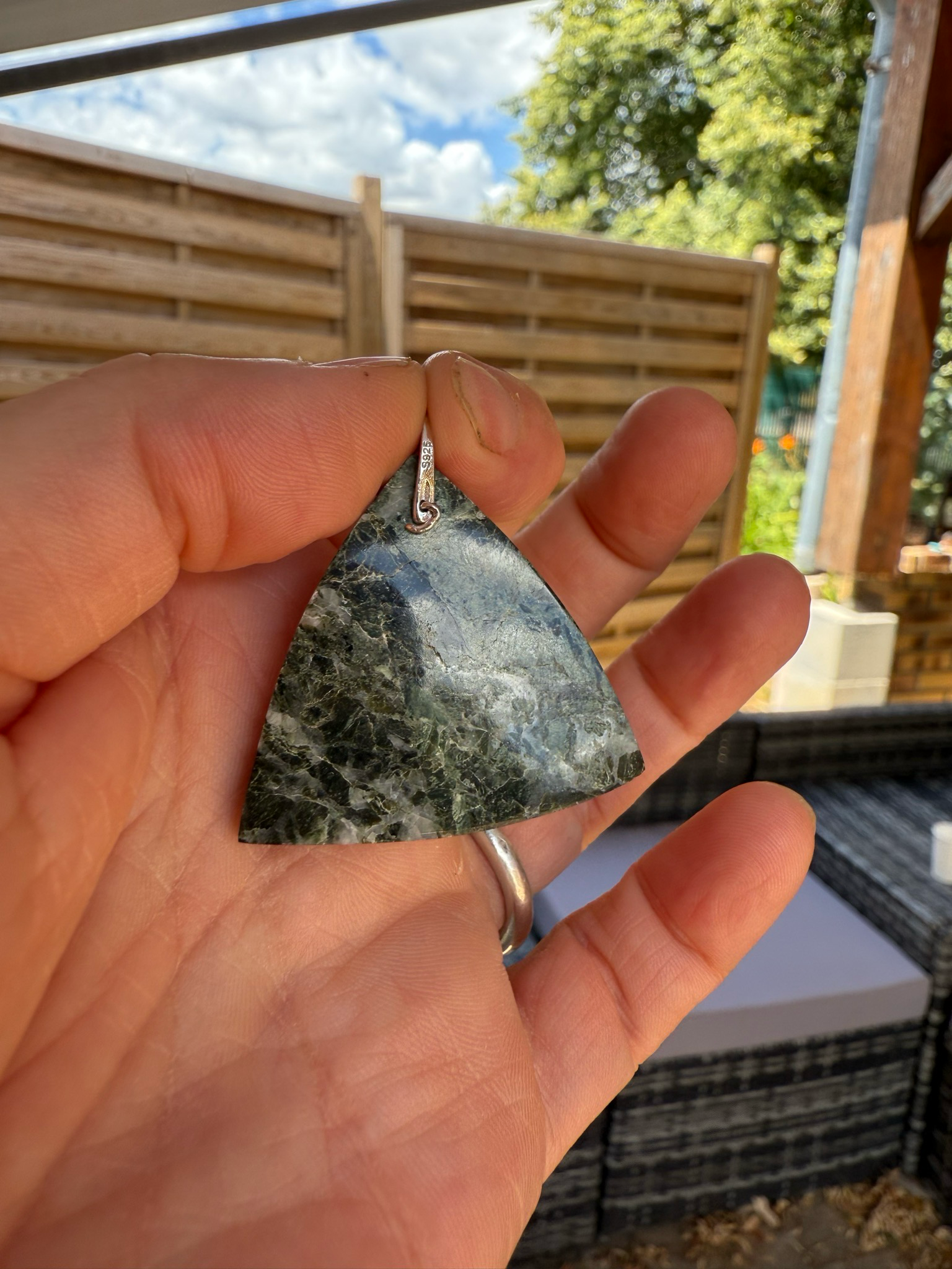 Pendentif en marbre vert des Alpes