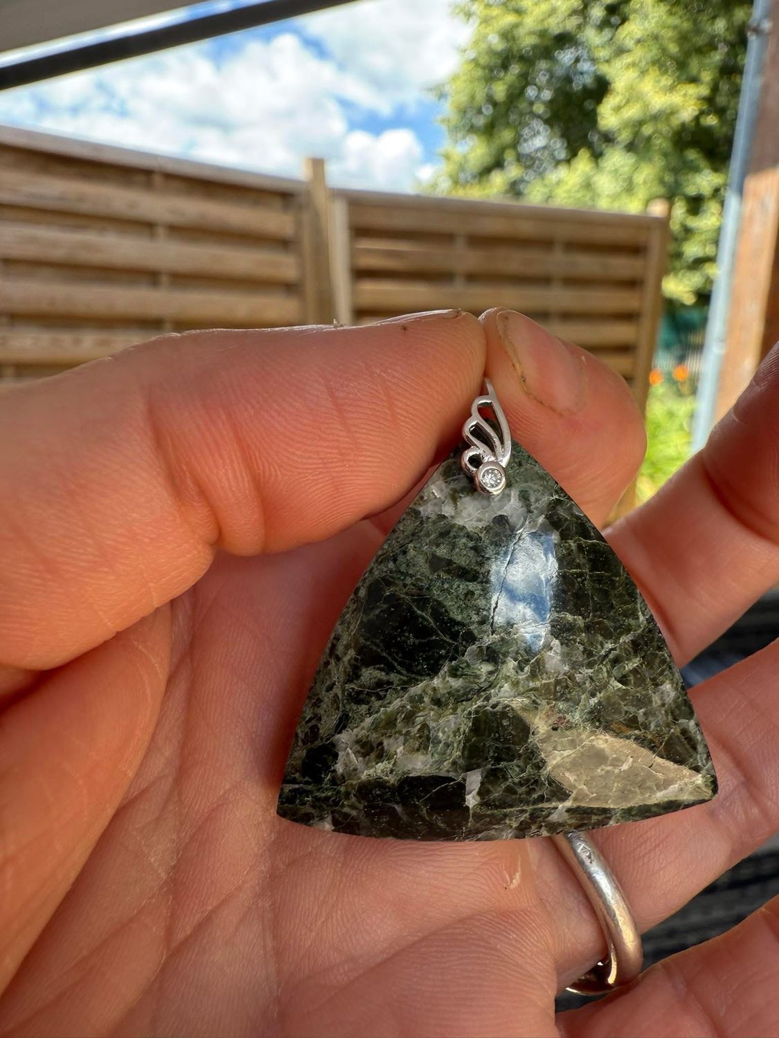 Pendentif en marbre vert des Alpes