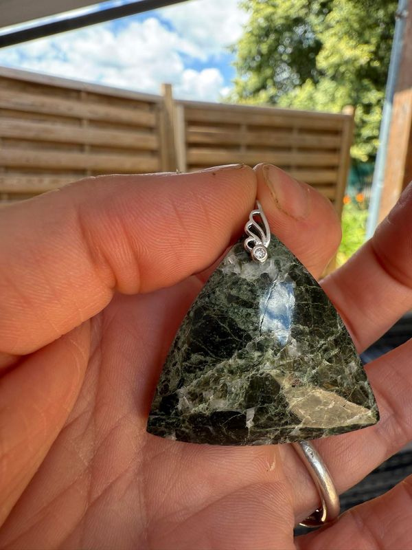 Pendentif en marbre vert des Alpes