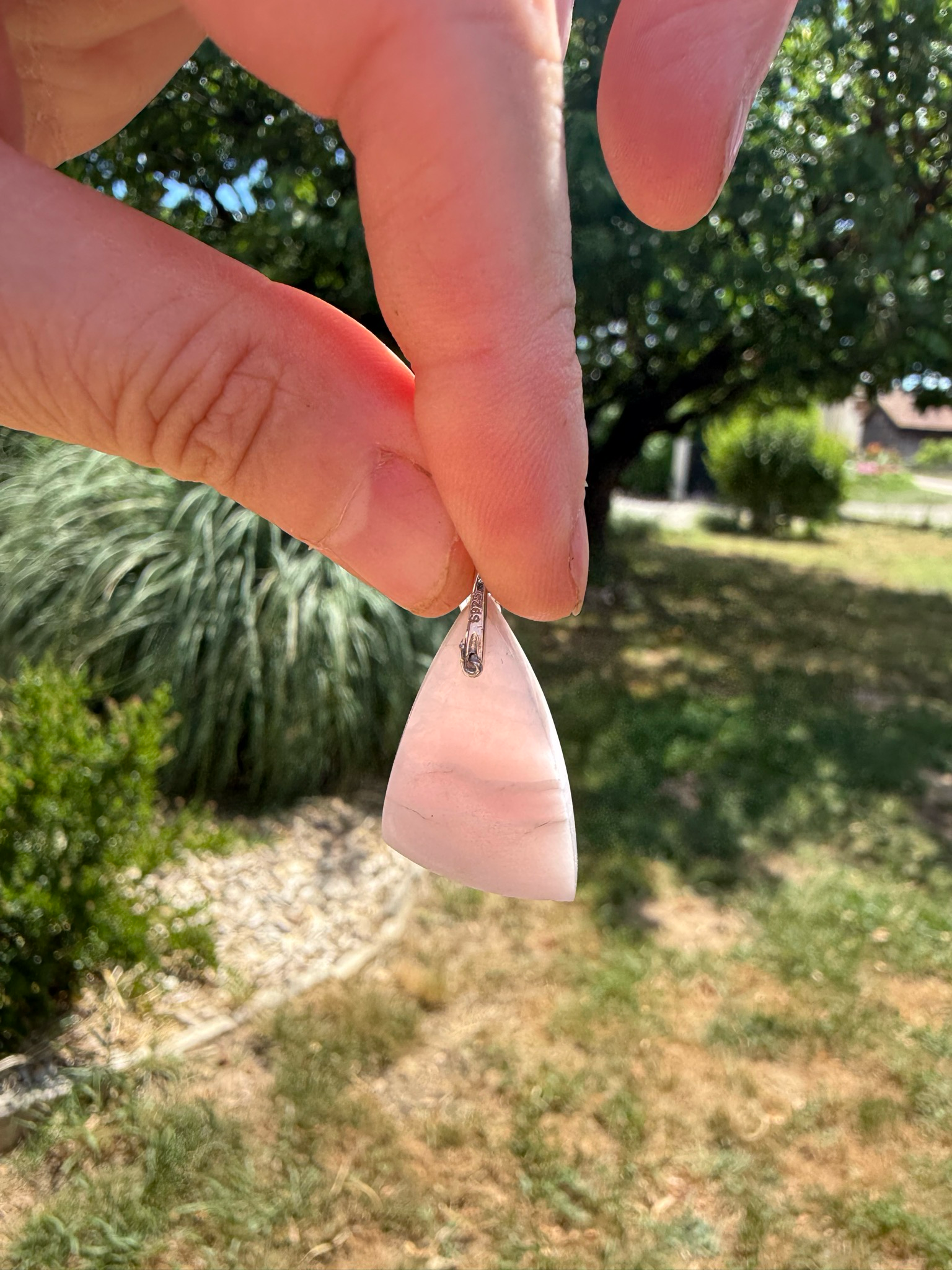 Pendentif en manganocalcite