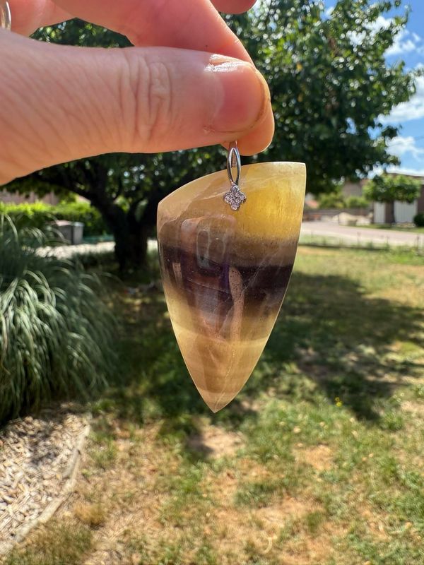 Pendentif en calcite tricolore