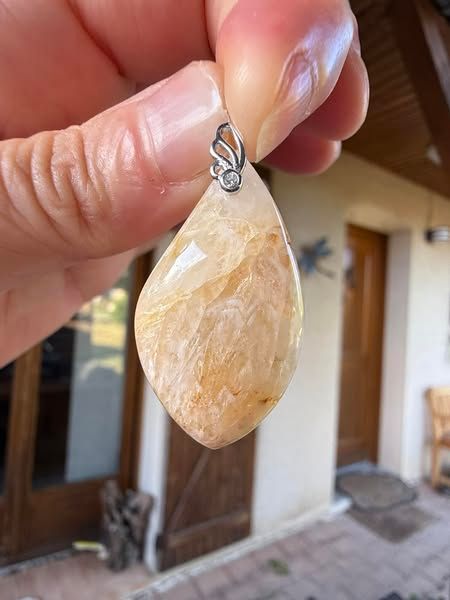 ​Pendentif en quartz de Bretagne