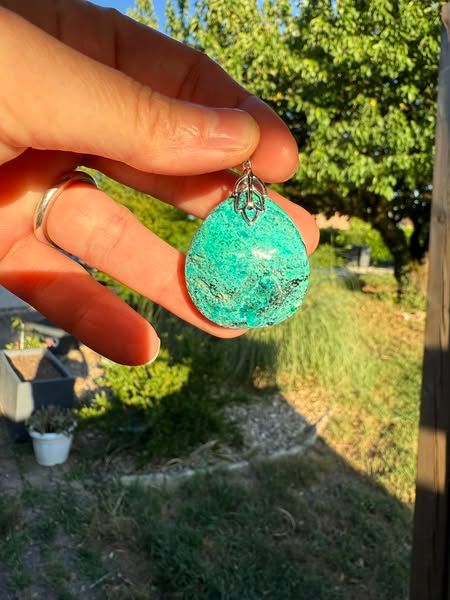 ​Pendentif en chrysocolle et malachite
