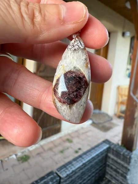 Pendentif en grenat almandin