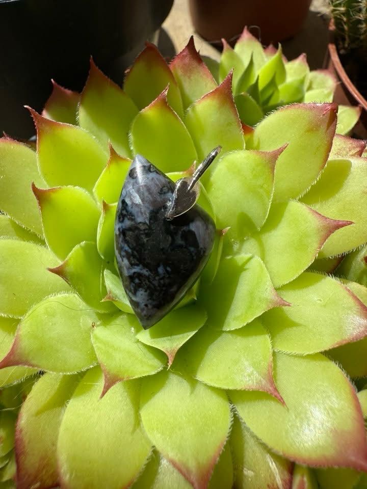 Pendentif en gabbro indigo