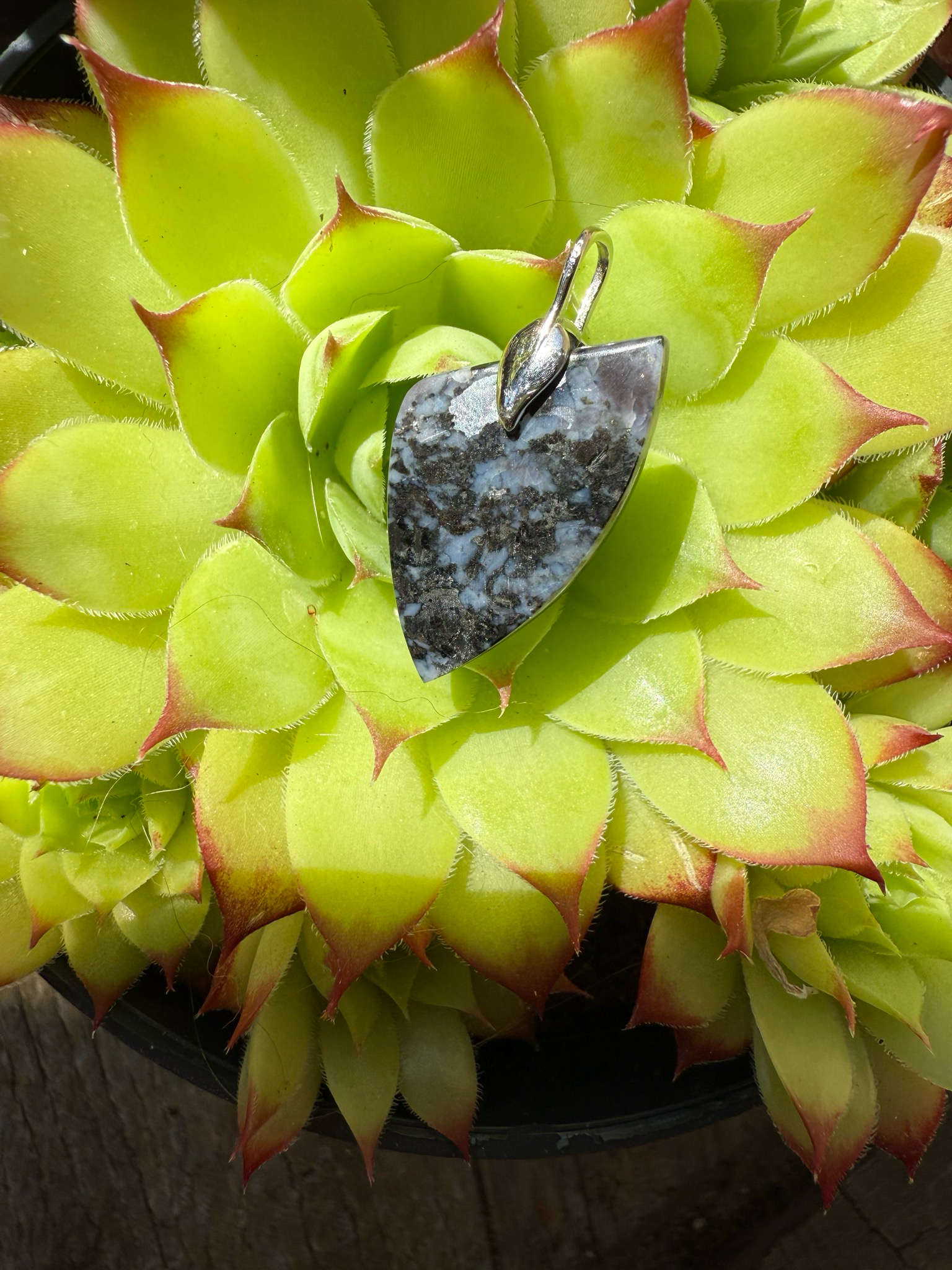 Pendentif en gabbro indigo