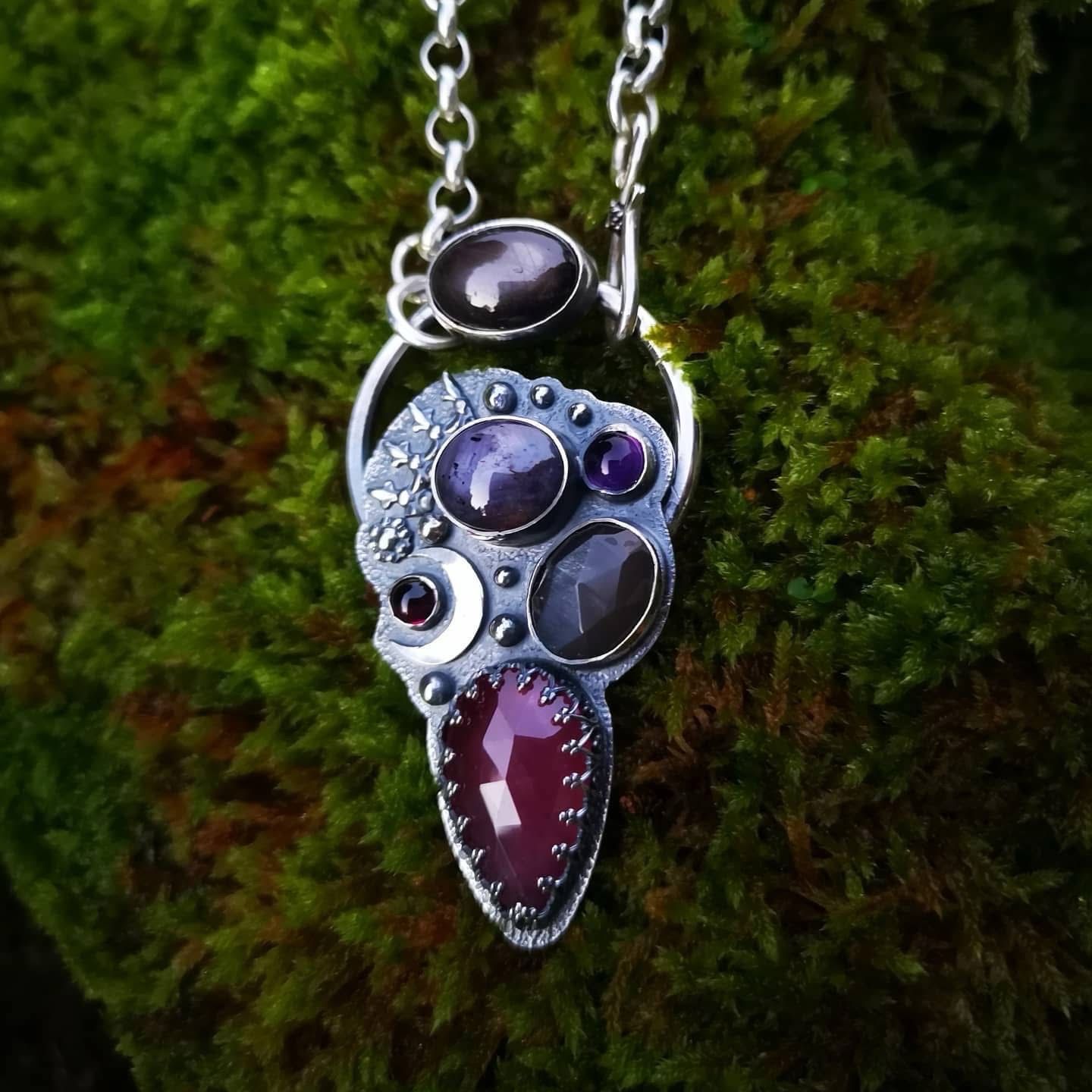 Pendentif en saphirs , saphir étoile, améthyste et grenat