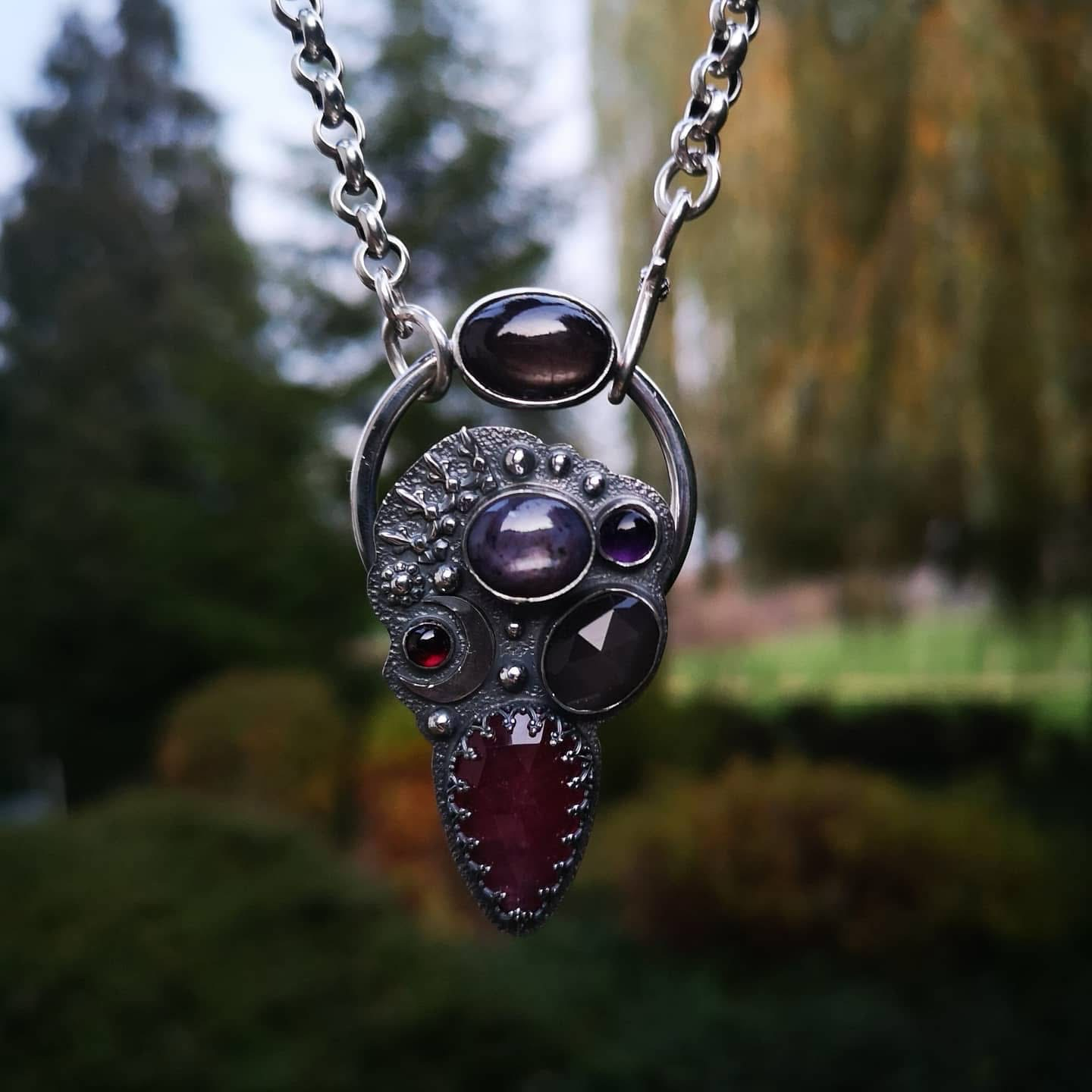 Pendentif en saphirs , saphir étoile, améthyste et grenat
