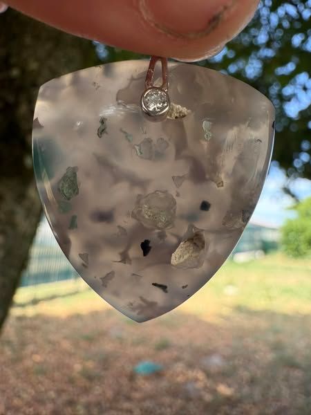 ​Pendentif en calcédoine cuprifere