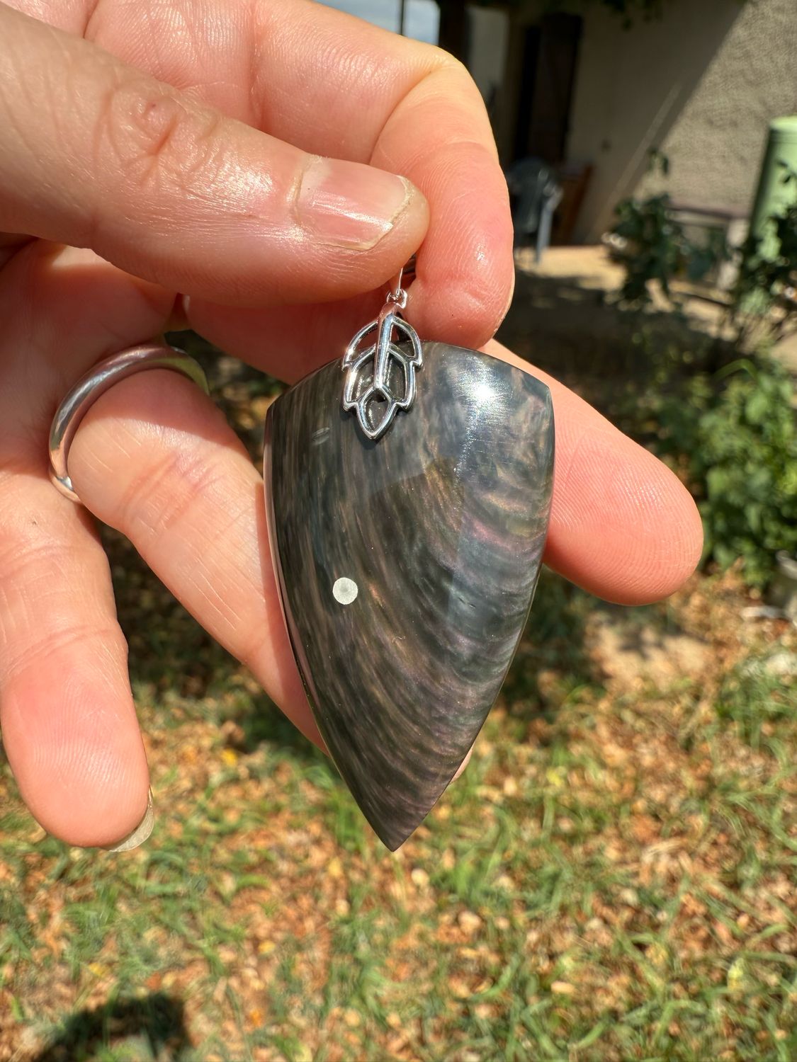 Pendentif en obsidienne manta-huichol