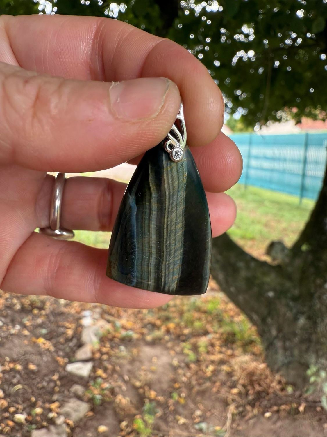 Pendentif en œil de faucon