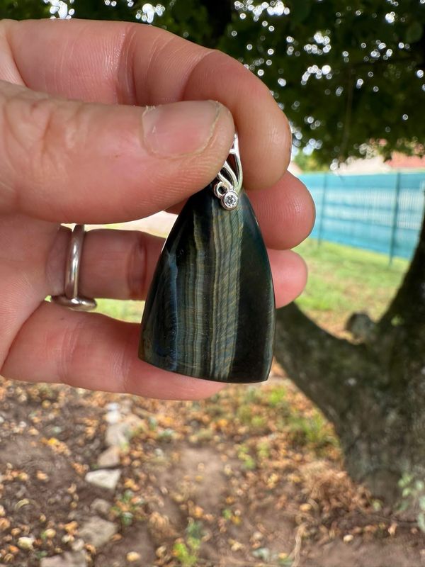 Pendentif en œil de faucon