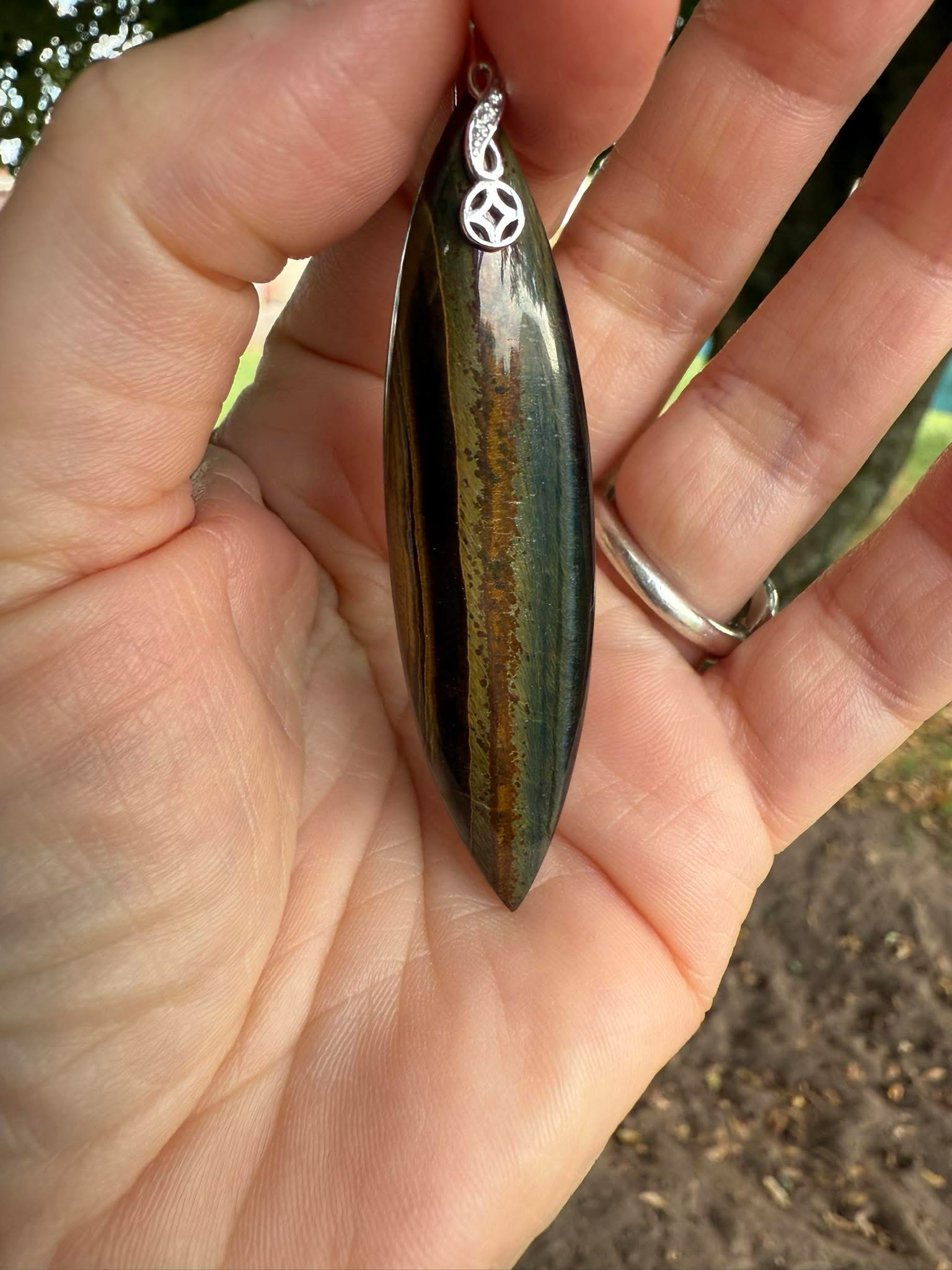 Pendentif œil de faucon