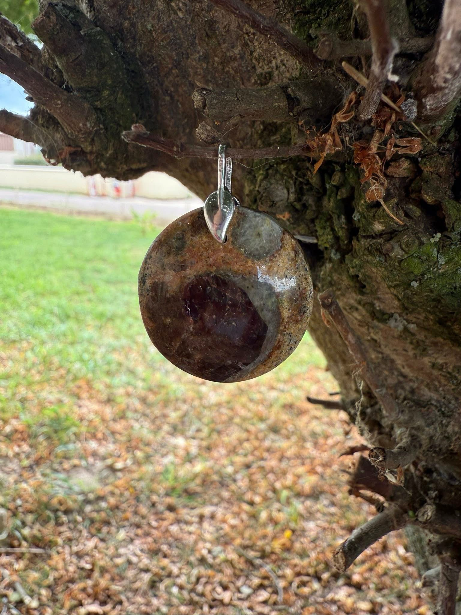 Pendentif en grenat almandin