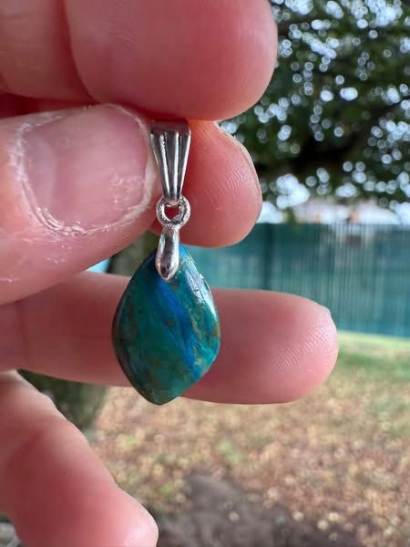 ​Pendentif en opale des Andes bleue