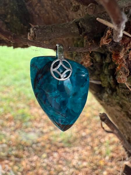​Pendentif en opale des Andes bleue