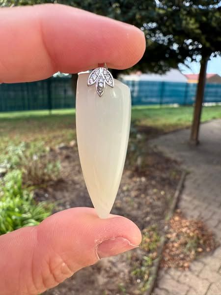 ​Pendentif en pierre de lune