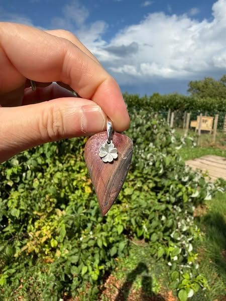 ​Pendentif en eudialyte