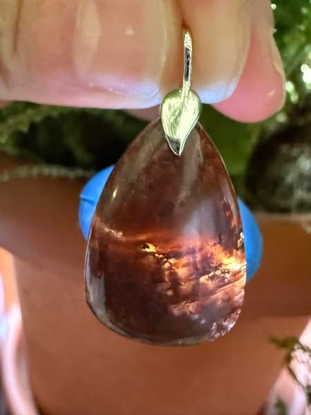 ​Pendentif en calcite rouge