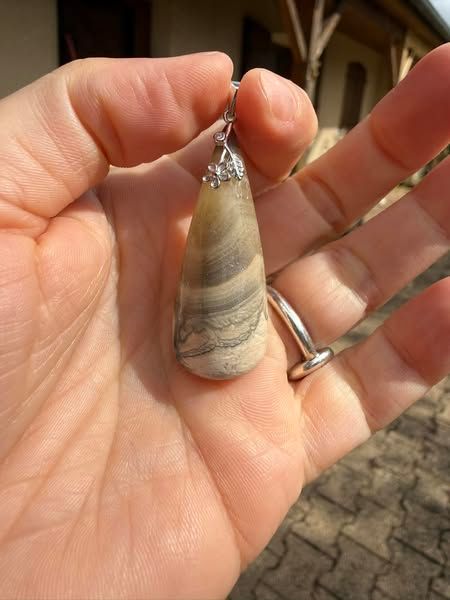 ​Pendentif en calcite tricolore