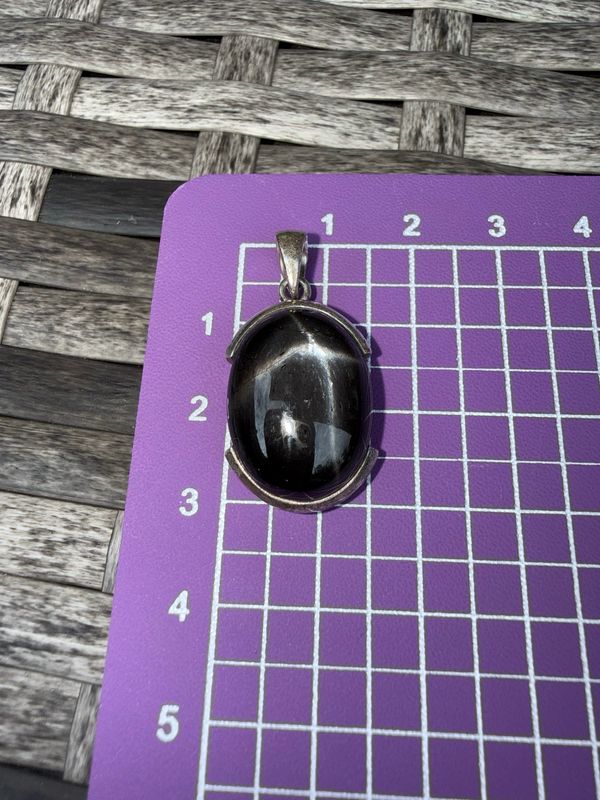 Pendentif en diopside étoilée