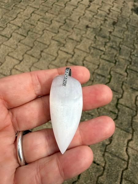 ​Pendentif en gypse fibreux (sélénite