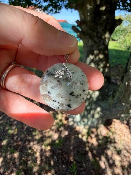 ​Pendentif en pegmatite à tourmaline et amazonite