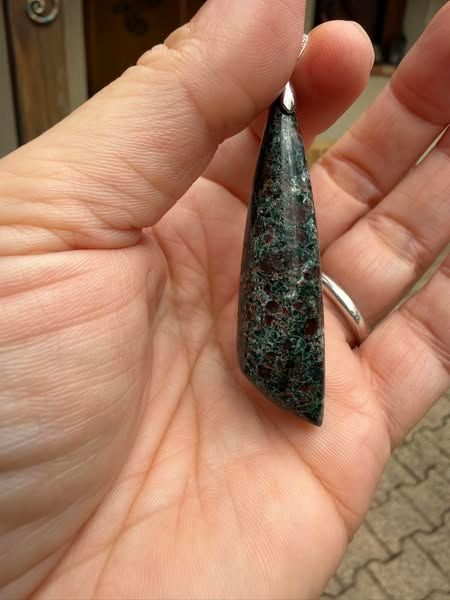 ​Pendentif en eclogite