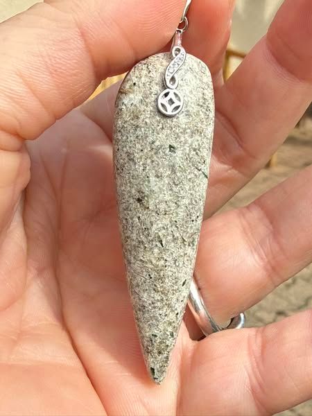 ​Pendentif en actinolite