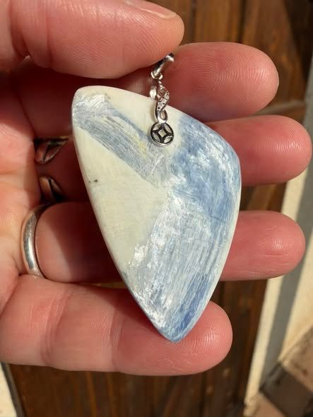 Pendentif cyanite bleue Pendentif cyanite bleue