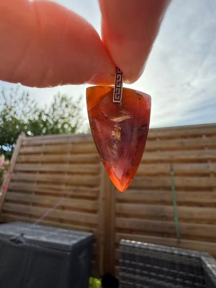 Pendentif ambre rouge Pendentif ambre rouge
