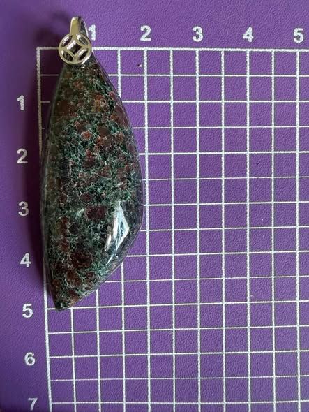​Pendentif en eclogite