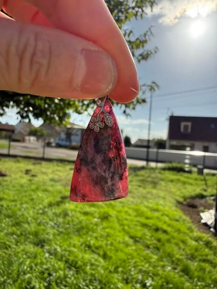 Pendentif en sublime rhodonite Pendentif en sublime rhodonite