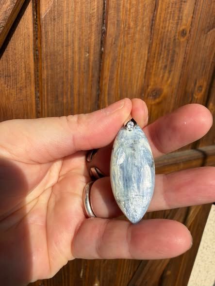Pendentif en cyanite bleue( Pendentif en cyanite bleue(