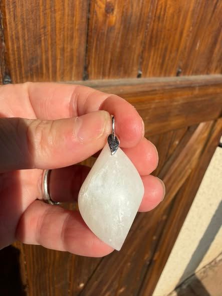 ​Pendentif en calcite blanche