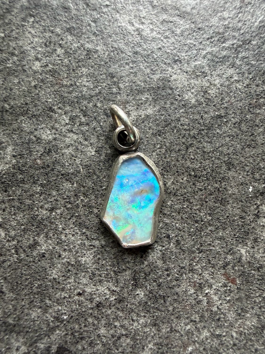 Pendentif en opale du Lightning ridge Pendentif en opale du Lightning ridge