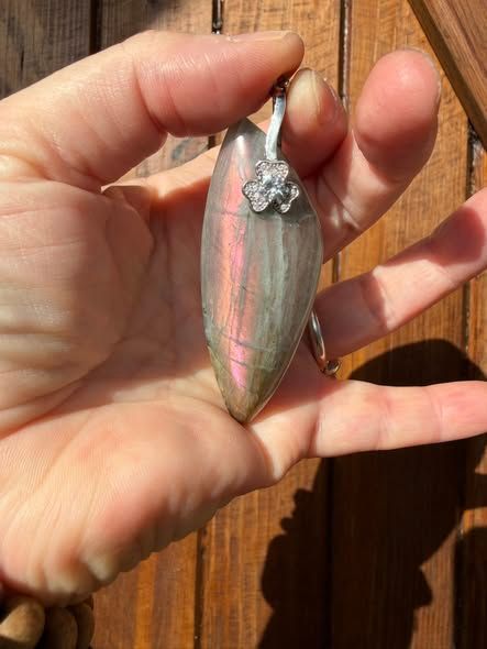 ​Pendentif en labradorite violette et rose