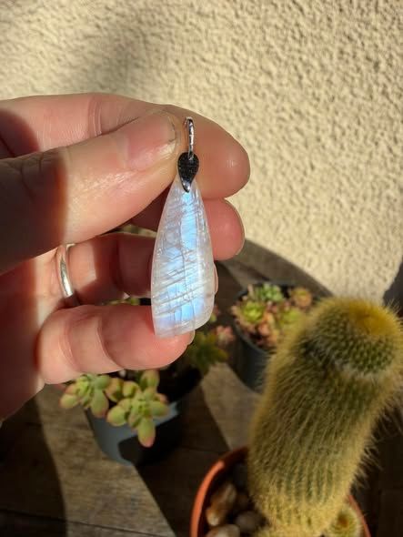 Pendentif en magnifique pierre de lune bleuté Pendentif en magnifique pierre de lune bleuté