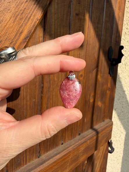 Pendentif en sublime rhodonite Pendentif en sublime rhodonite