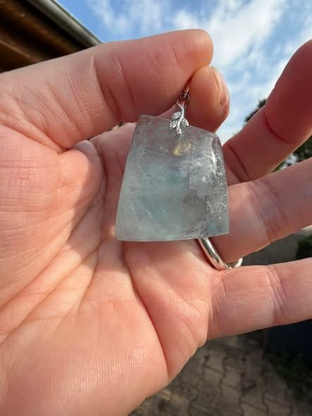 Pendentif fluorine et son superbe bleue Pendentif fluorine et son superbe bleue