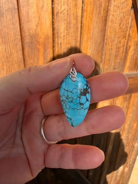 Pendentif en magnésite bleutée