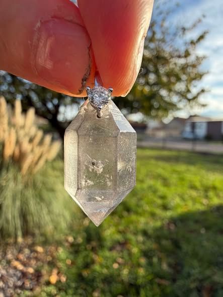 Pendentif en sublime QUARTZ FUMÉ ENHYDRO BI-TERMINÉ et sa bille de carbone Pendentif en sublime QUARTZ FUMÉ ENHYDRO BI-TERMINÉ et sa bille de carbone