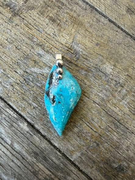 Pendentif en sublime turquoise et pyrites Pendentif en sublime turquoise et pyrites