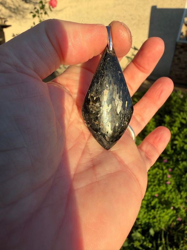 Pendentif en nuumite