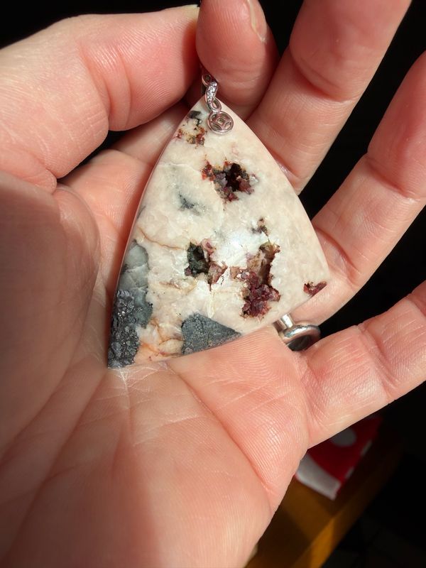 Pendentif en Cinnabarite