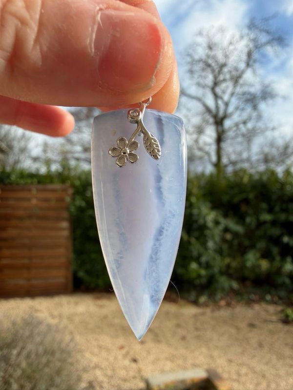 Pendentif en calcédoine bleue