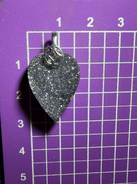​Pendentif en agate noire druzy